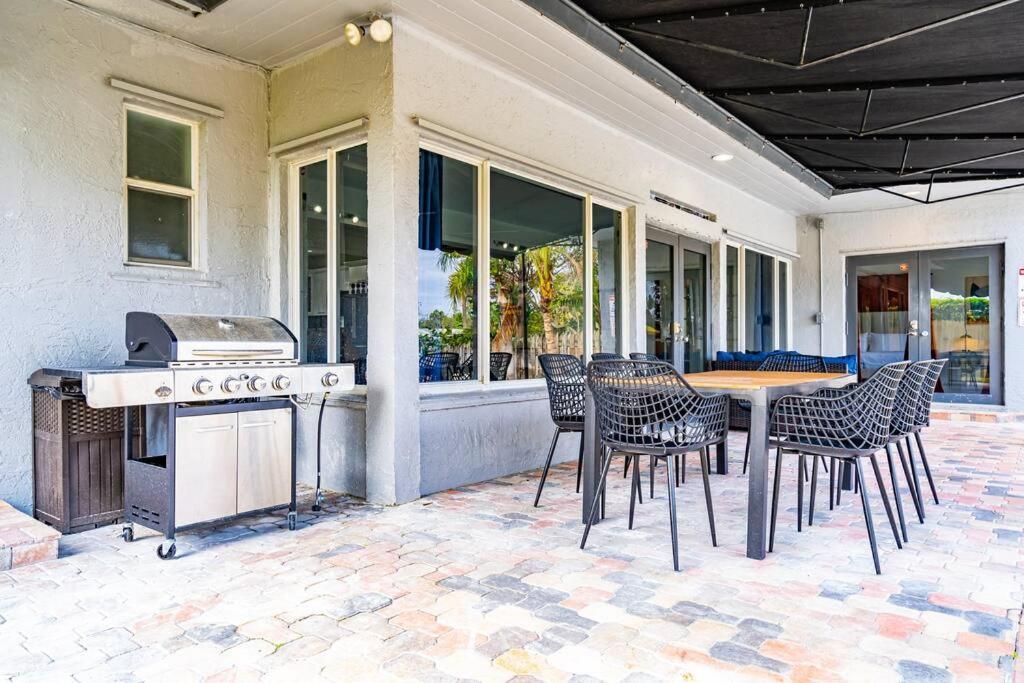 Villa Lakefront With Heated Pool Only 6 Minutes To The