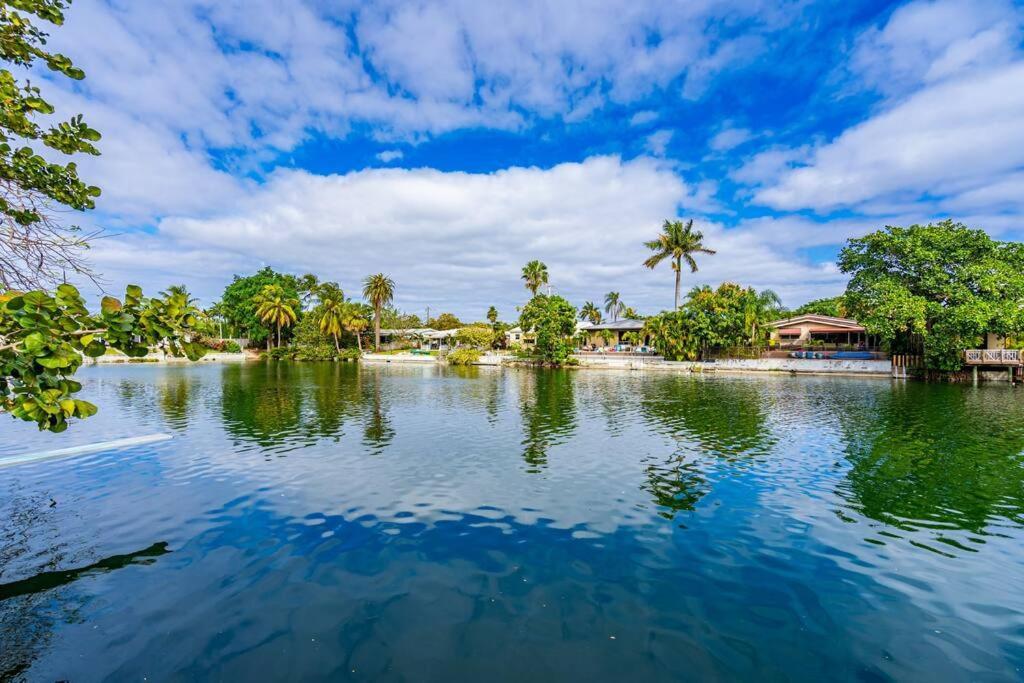 Lakefront With Heated Pool Only 6 Minutes To The *