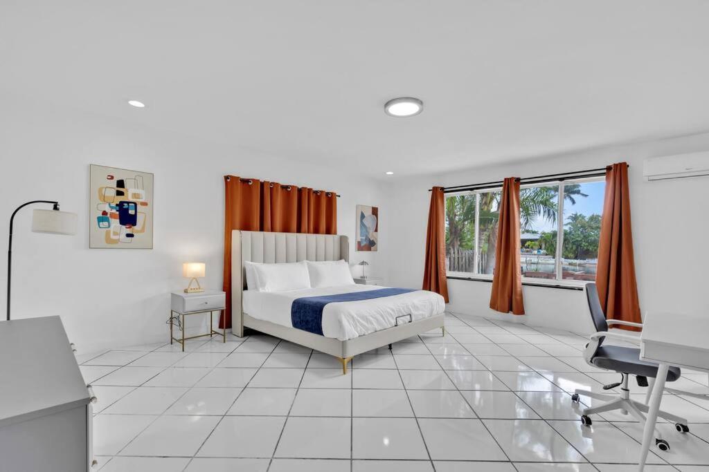 Lakefront With Heated Pool Only 6 Minutes To The *