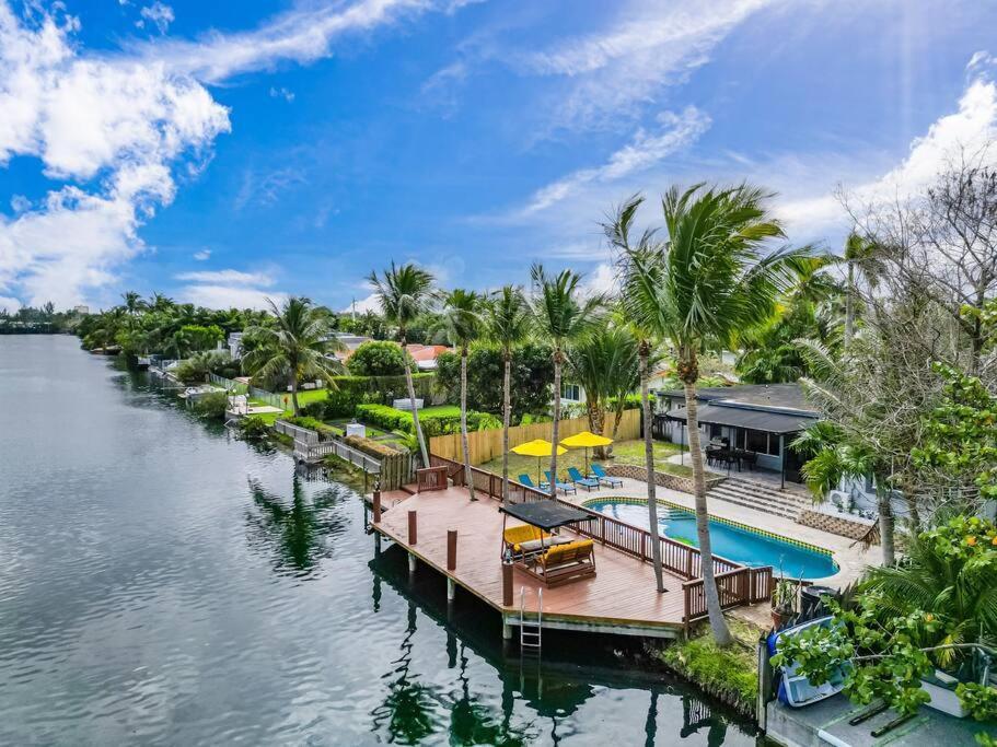 Lakefront With Heated Pool Only 6 Minutes To The