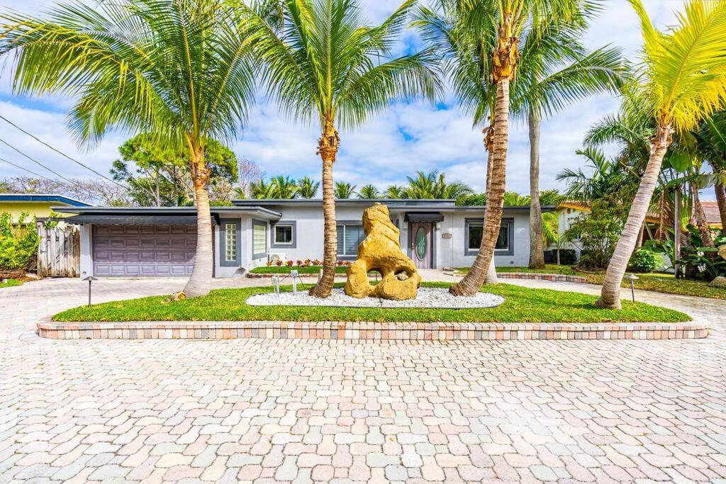 Lakefront With Heated Pool Only 6 Minutes To The *