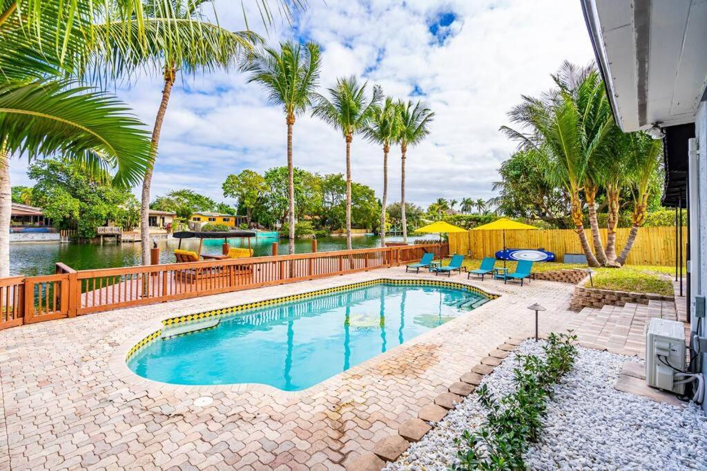 Villa Lakefront With Heated Pool Only 6 Minutes To The *