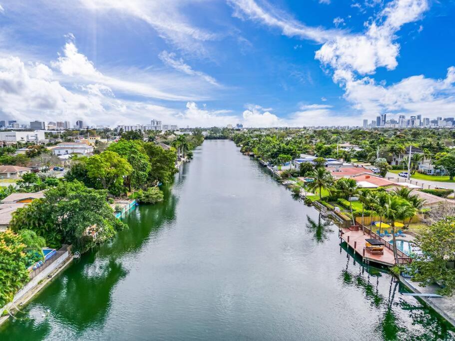 Lakefront With Heated Pool Only 6 Minutes To The Villa