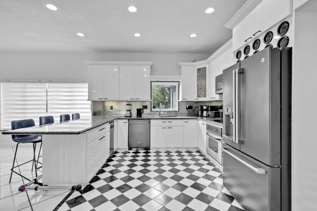 Lakefront With Heated Pool Only 6 Minutes To The * Fort Lauderdale