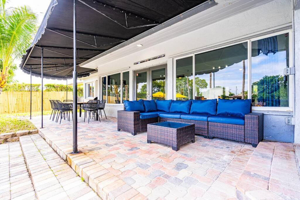 Villa Lakefront With Heated Pool Only 6 Minutes To The