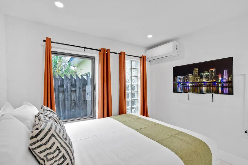 Villa Lakefront With Heated Pool Only 6 Minutes To The *