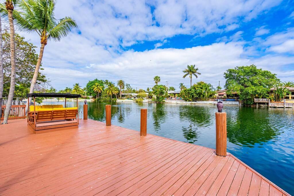 Lakefront With Heated Pool Only 6 Minutes To The *