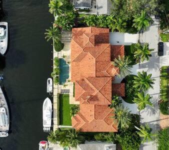 Las Olas Luxury Mediterranean Waterfront Mansion Holiday home *