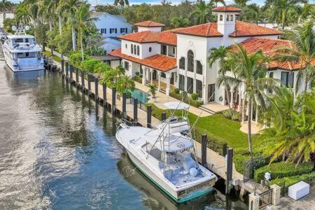 Las Olas Luxury Mediterranean Waterfront Mansion Holiday home *