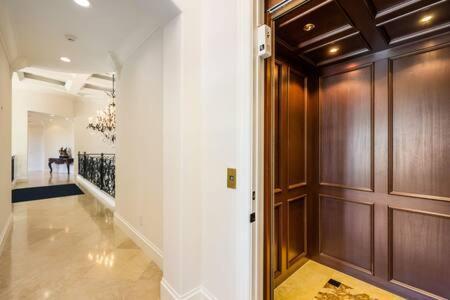 Las Olas Luxury Mediterranean Waterfront Mansion Holiday home *