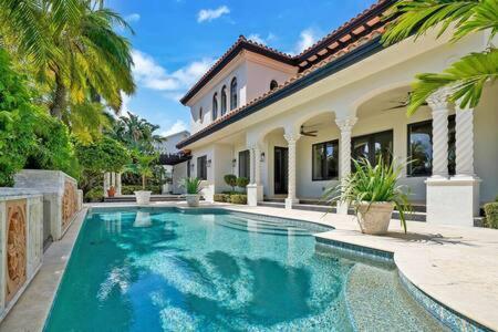 Holiday home Las Olas Luxury Mediterranean Waterfront Mansion