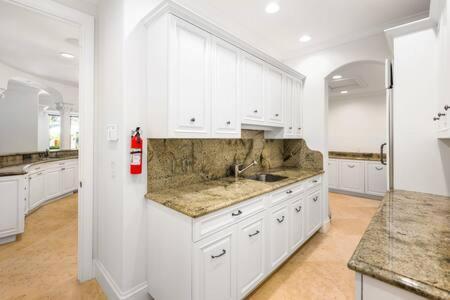 Las Olas Luxury Mediterranean Waterfront Mansion Holiday home