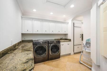 Las Olas Luxury Mediterranean Waterfront Mansion Holiday home *