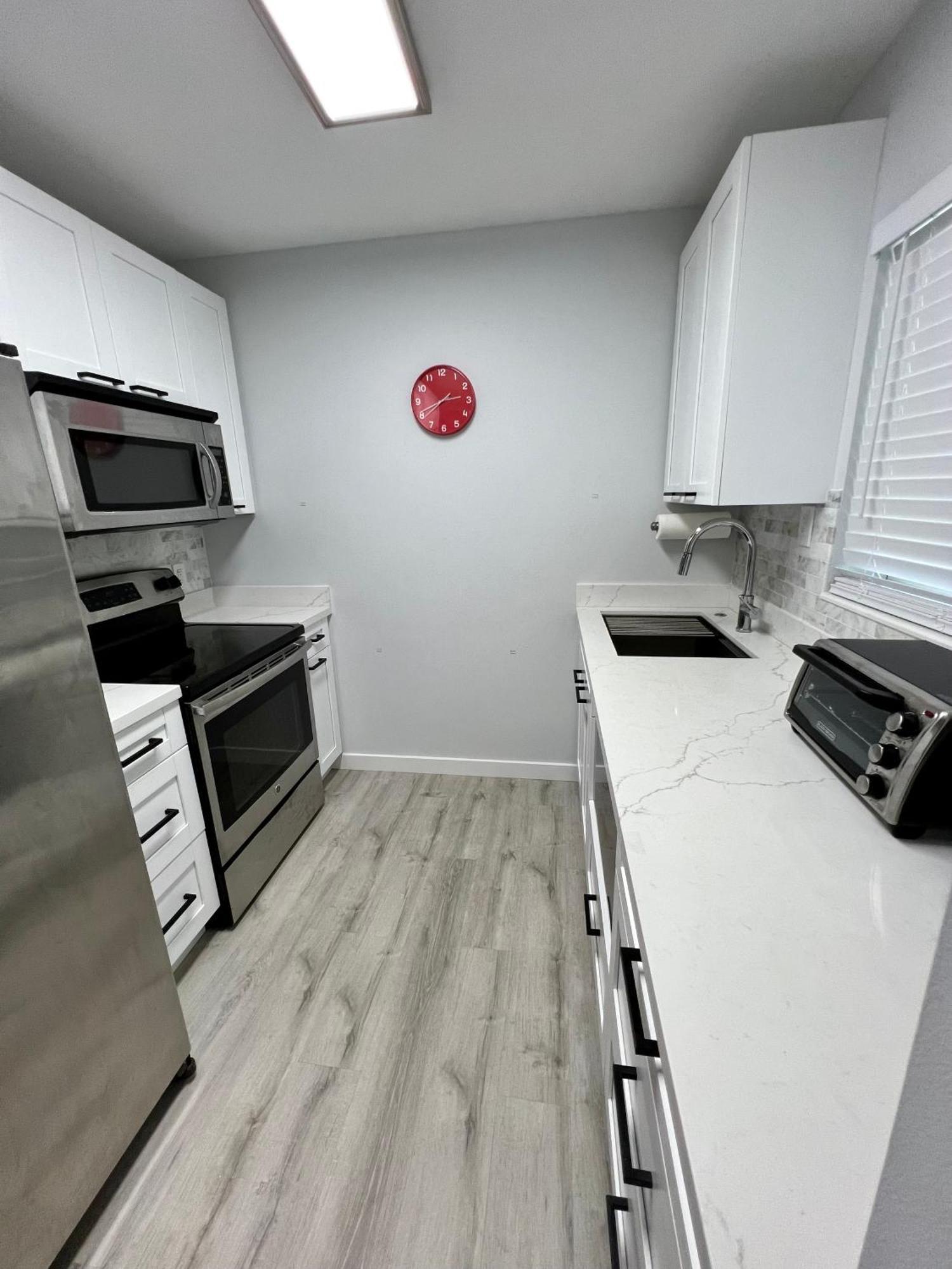 Michloe - Steps From Wilton Drive Apartment *