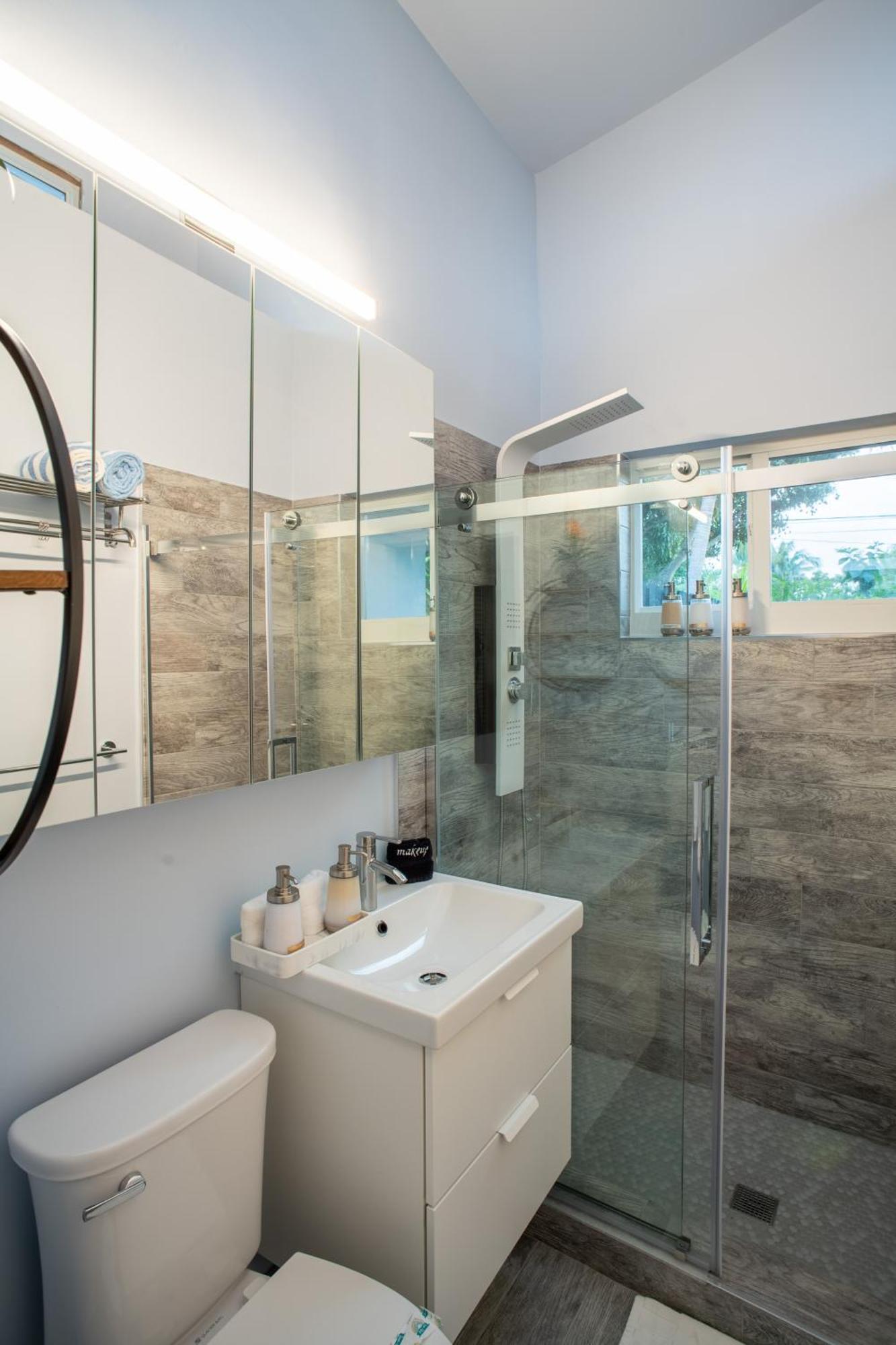 Walk To Wilton Drive - Spacious & Quiet #2 Hot Tub! Holiday home Fort Lauderdale