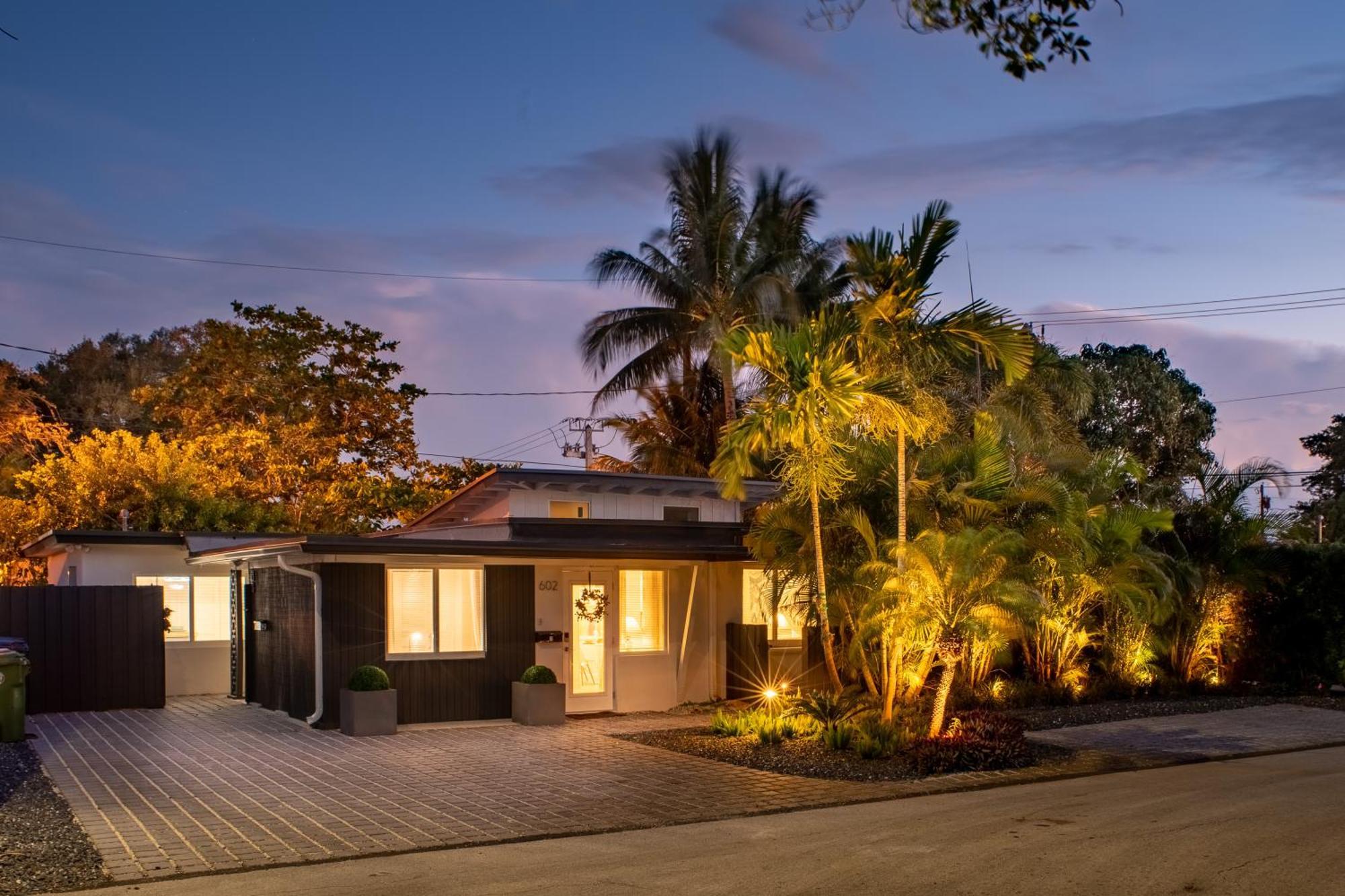 Walk To Wilton Drive - Spacious & Quiet #2 Hot Tub!