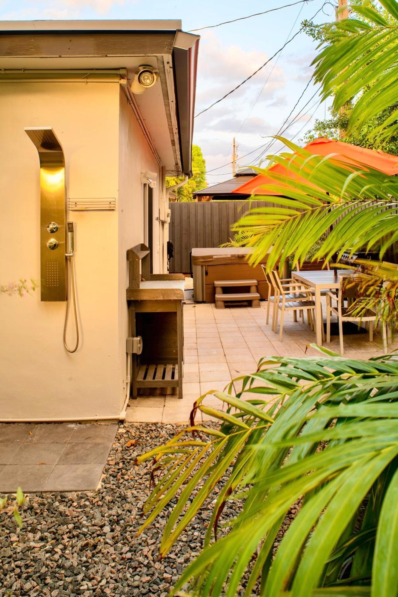 Walk To Wilton Drive - Spacious & Quiet #2 Hot Tub! Holiday home