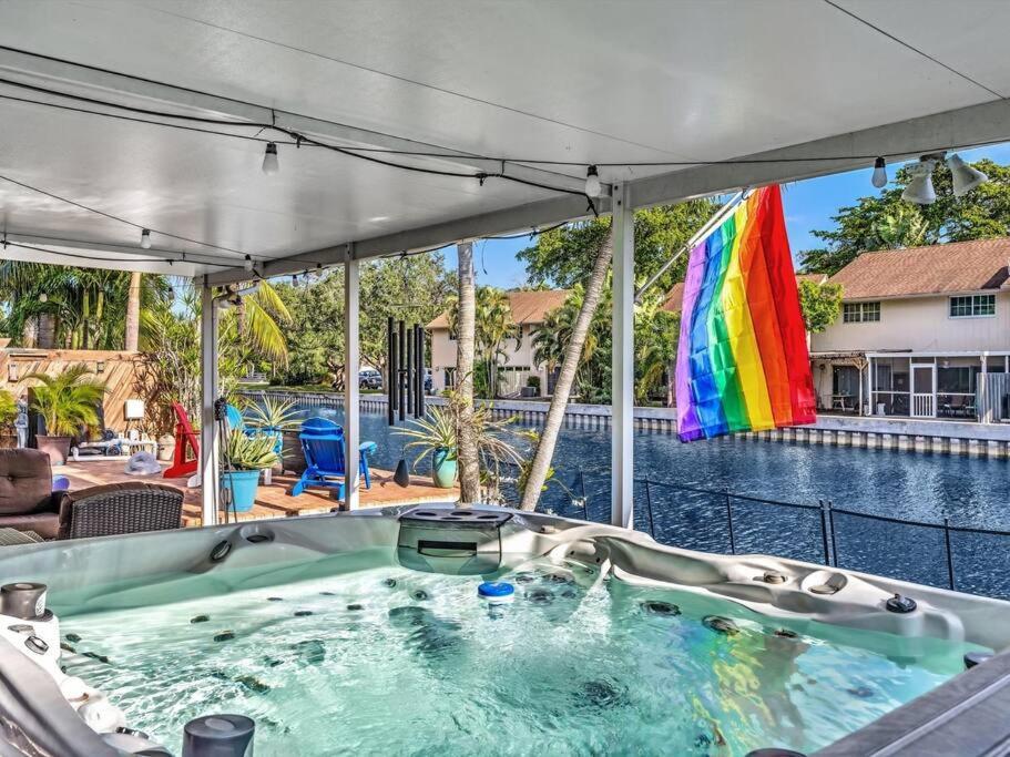 Heated Pool, Yard, Laundry, Kayaks, Bbq, Kitchen Apartment
