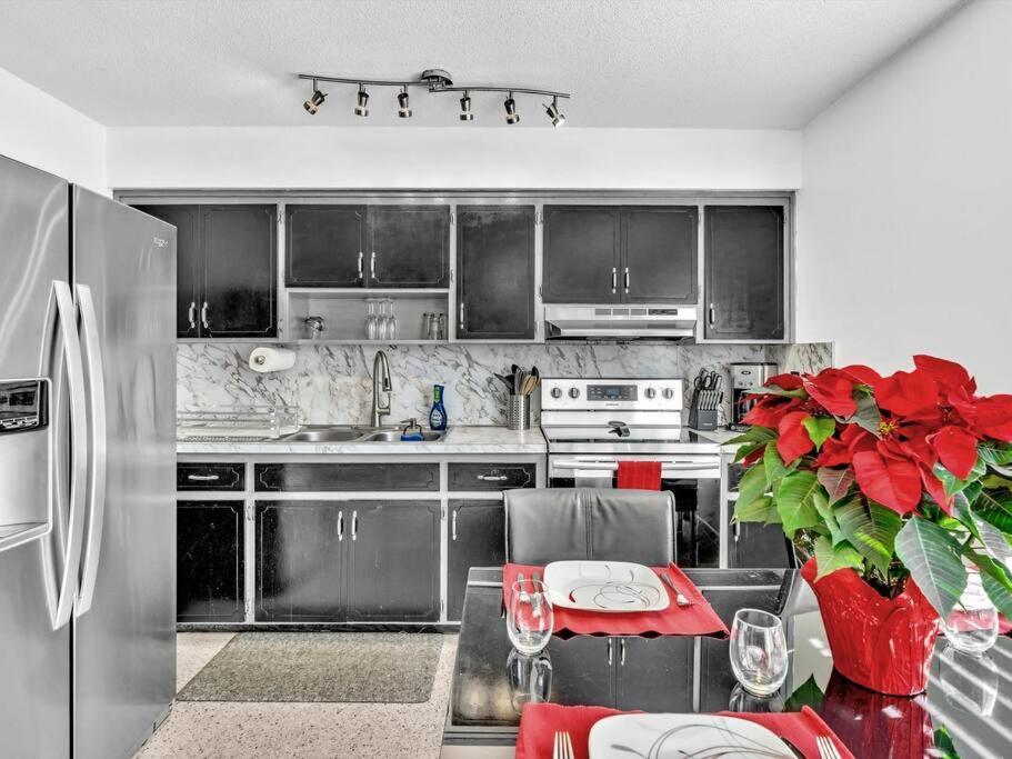 Apartment Heated Pool, Yard, Laundry, Kayaks, Bbq, Kitchen *