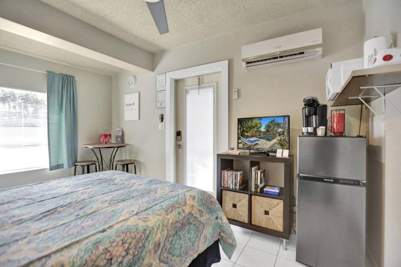 Private Studio, 5 Min. Walk To Wilton Drive *
