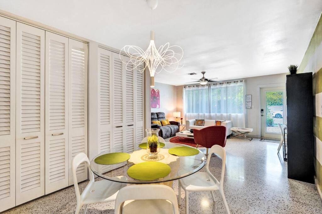 Heated Pool, Parking, 5 Min Walk To Food And Fun! Holiday home Fort Lauderdale