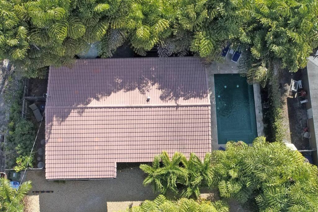 Heated Pool, Parking, 5 Min Walk To Food And Fun! Holiday home Fort Lauderdale