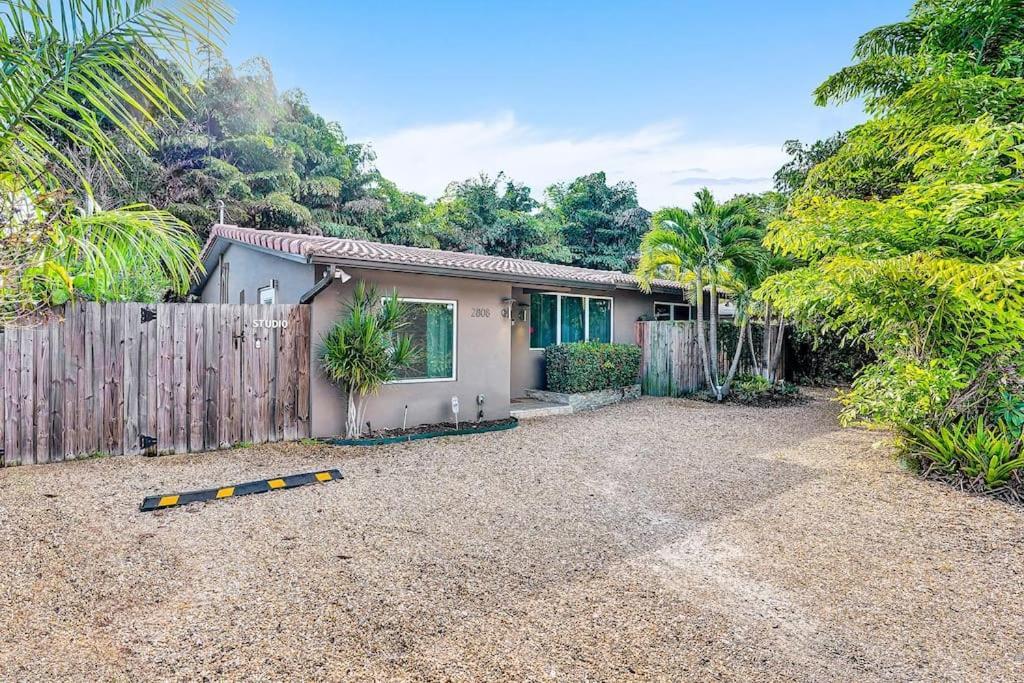 Holiday home Heated Pool, Parking, 5 Min Walk To Food And Fun!