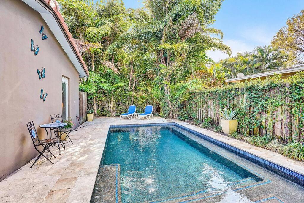 Heated Pool, Parking, 5 Min Walk To Food And Fun!