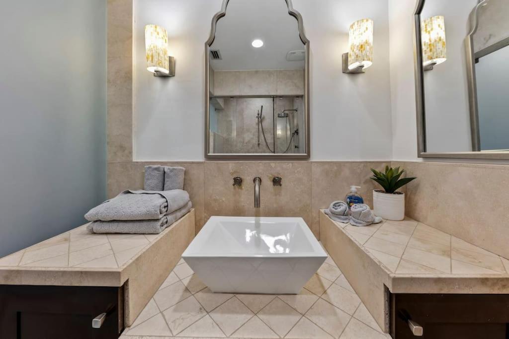 Villa Tropical Waterfront 7 Bedroom House In Seven Isles *