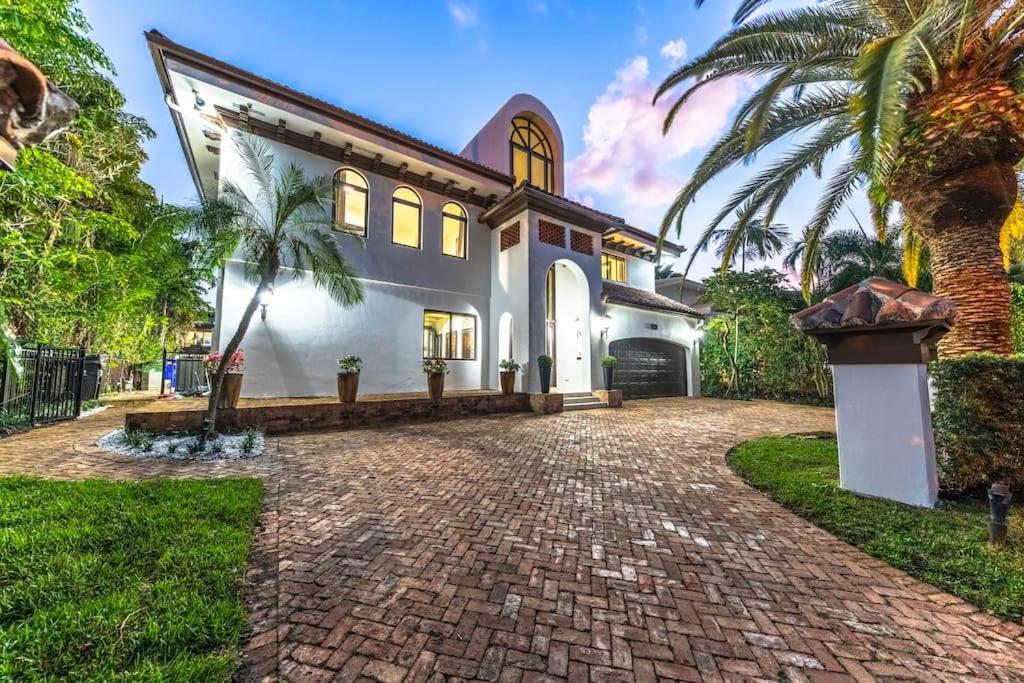 Tropical Waterfront 7 Bedroom House In Seven Isles Fort Lauderdale