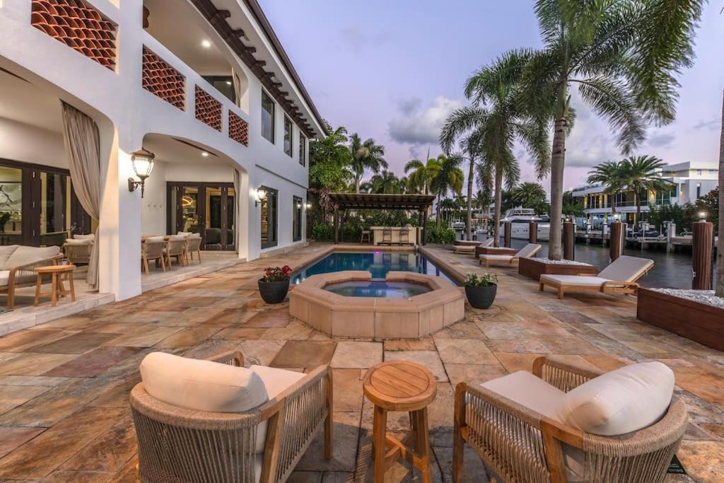 Villa Tropical Waterfront 7 Bedroom House In Seven Isles *