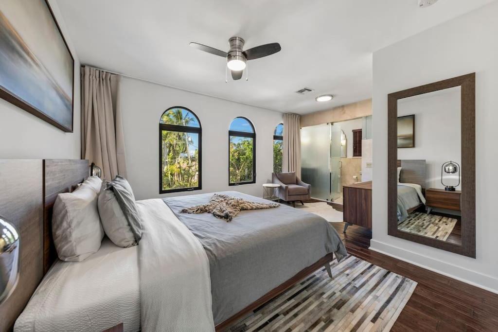 Tropical Waterfront 7 Bedroom House In Seven Isles Villa *