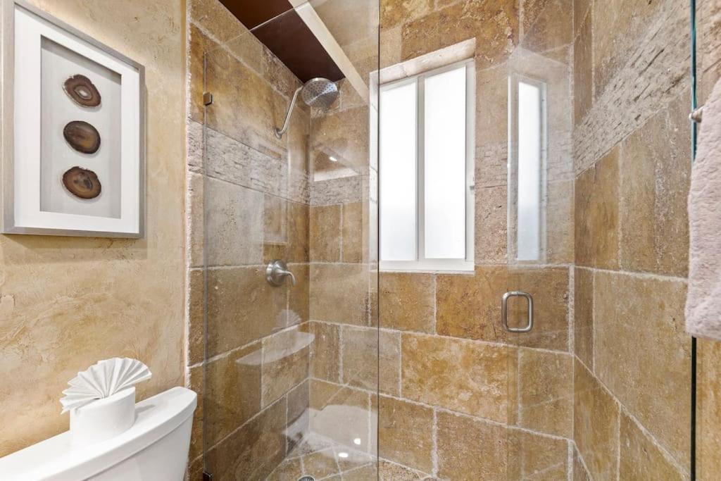 Villa Tropical Waterfront 7 Bedroom House In Seven Isles