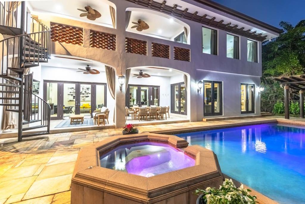 Villa Tropical Waterfront 7 Bedroom House In Seven Isles *