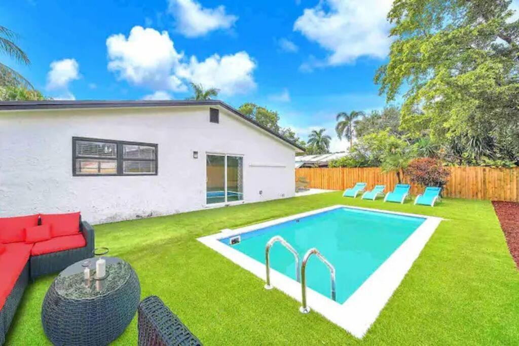 Indoor Basketball, Game Room, Heated Pool, Private Fort Lauderdale