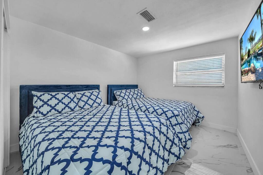 Indoor Basketball, Game Room, Heated Pool, Private Villa *
