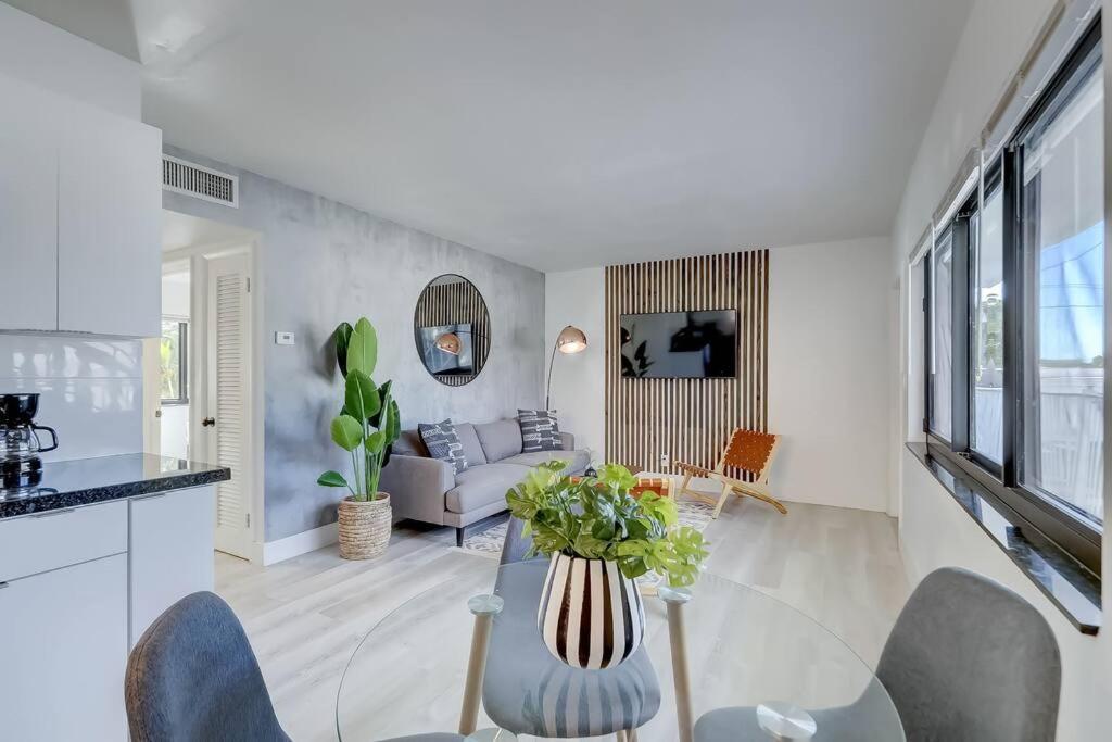 Chic Retreat: 2br Apartment!