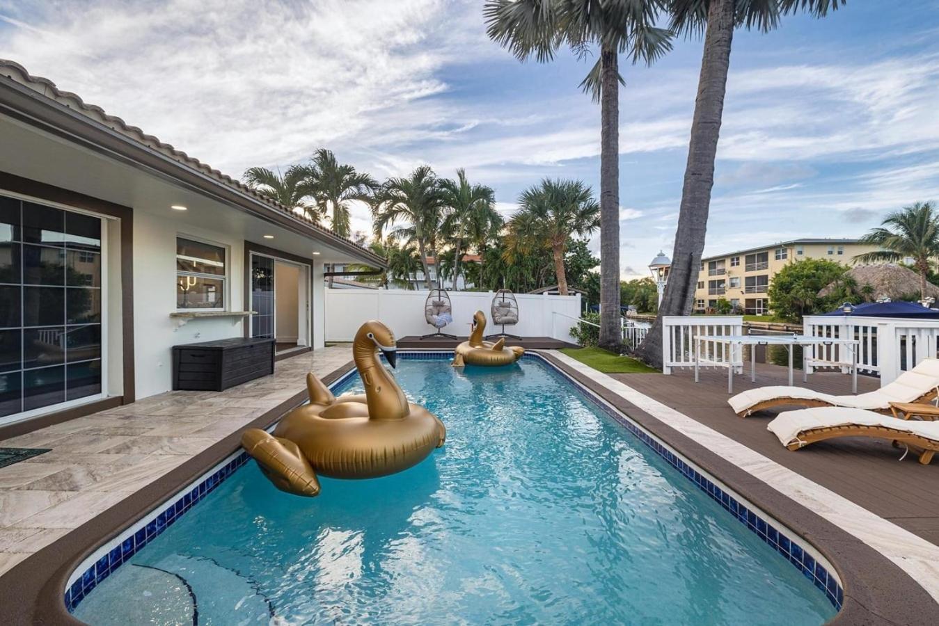 Holiday home 4bd Waterfront Dock Pool