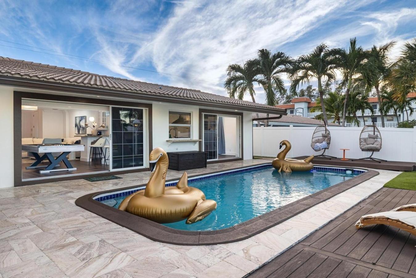 4bd Waterfront Dock Pool Holiday home
