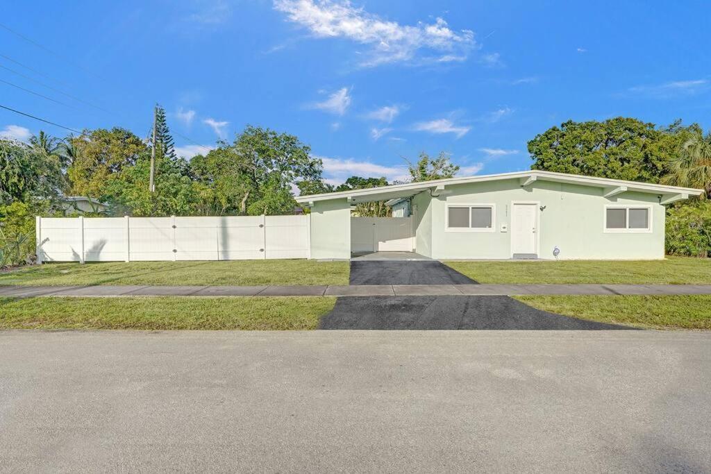 Sunset Serenity: Your Lauderdale Retreat Holiday home Fort Lauderdale