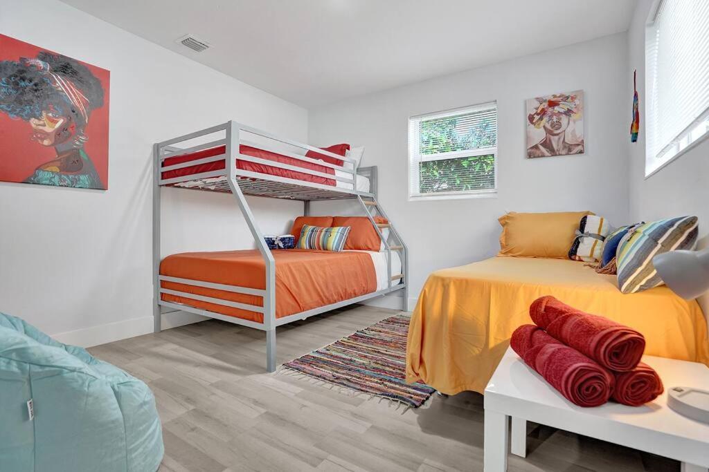 Sunset Serenity: Your Lauderdale Retreat Holiday home