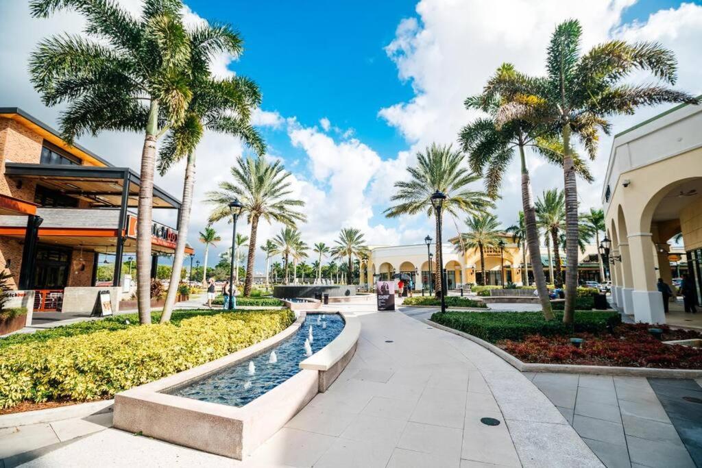 Sunset Serenity: Your Lauderdale Retreat Holiday home *