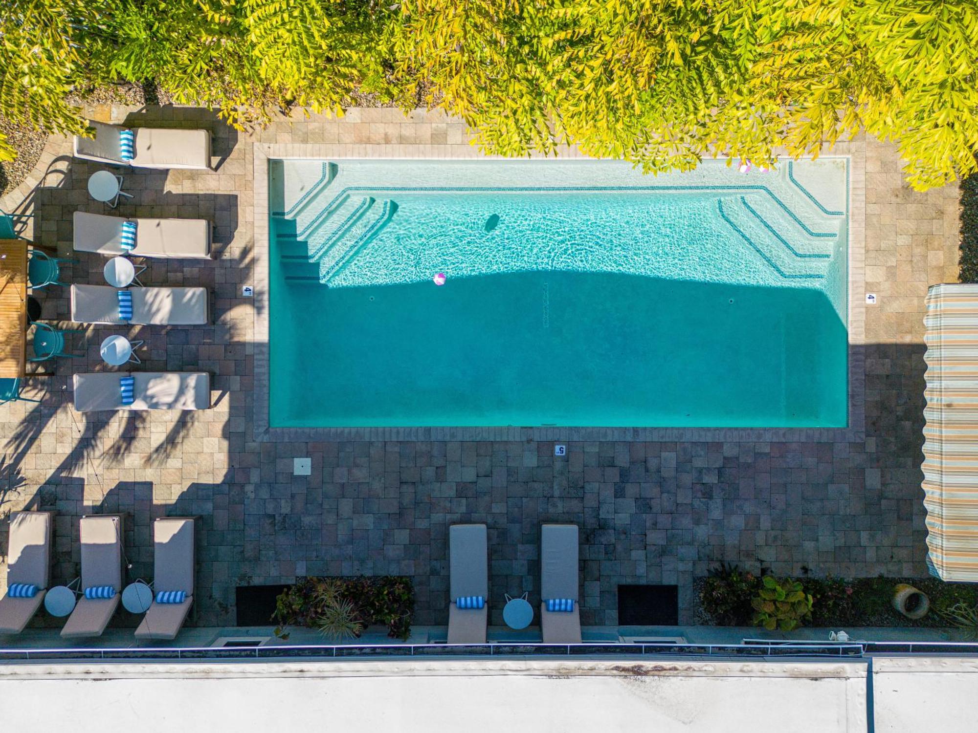 Bright: Tropical Retreat - Ridge - East Sunrise Blvd *