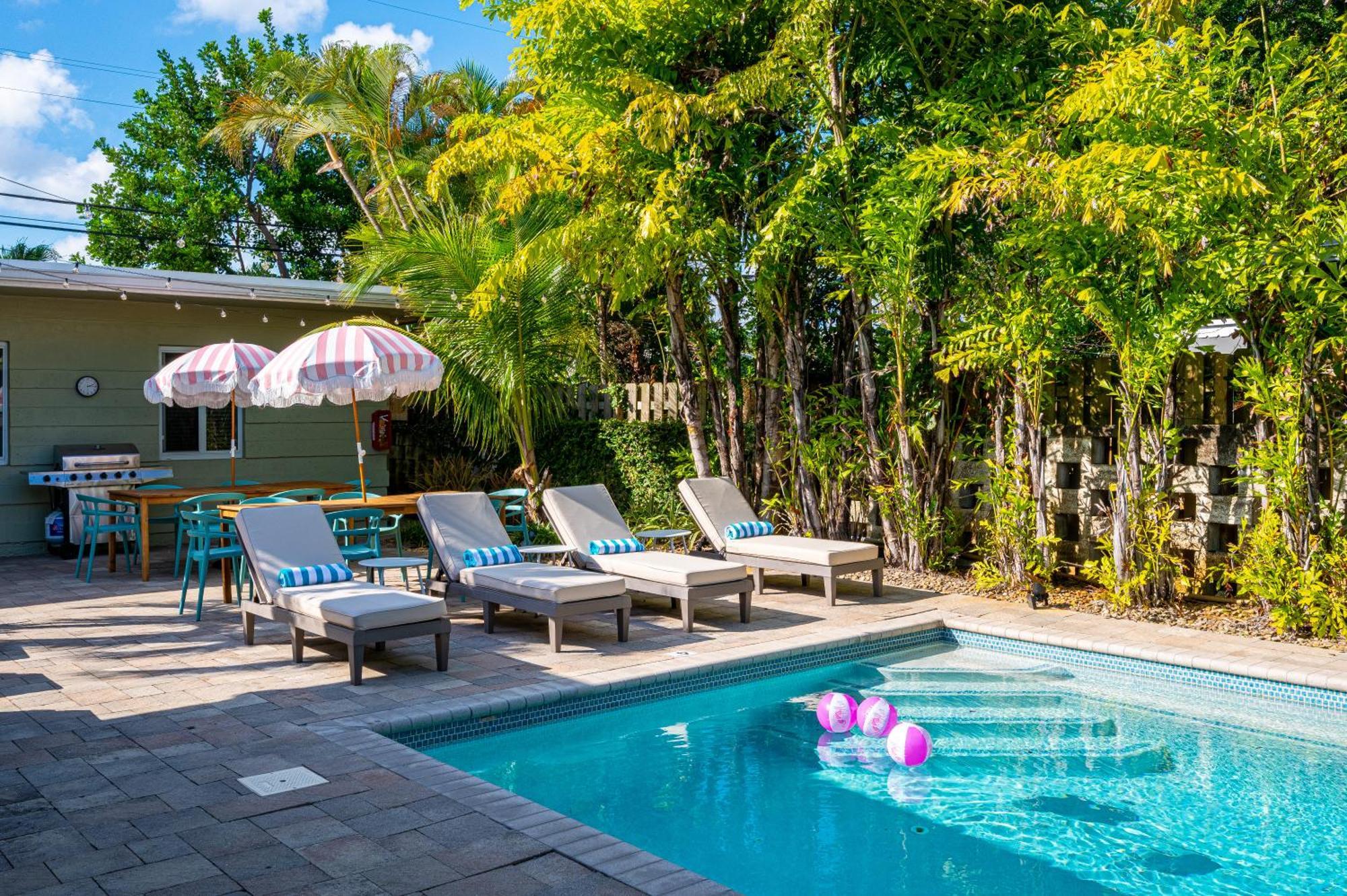 Bright: Tropical Retreat - Ridge - East Sunrise Blvd Apartment *