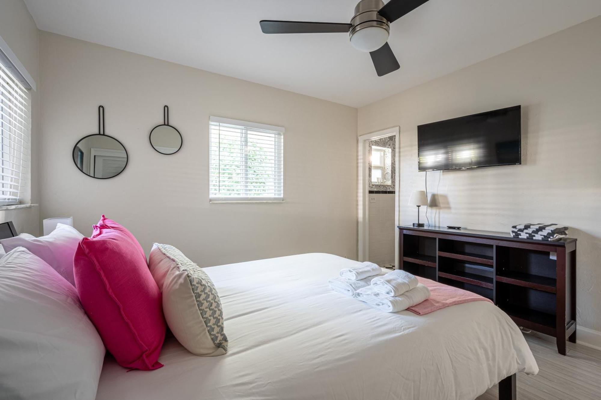 Apartment Bright: Tropical Retreat - Ridge - East Sunrise Blvd
