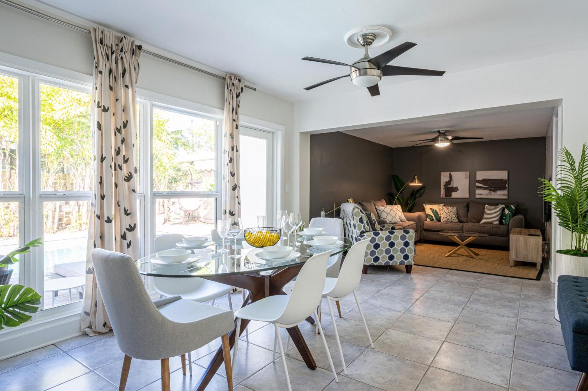 Bright: Tropical Retreat - Ridge - East Sunrise Blvd Apartment *