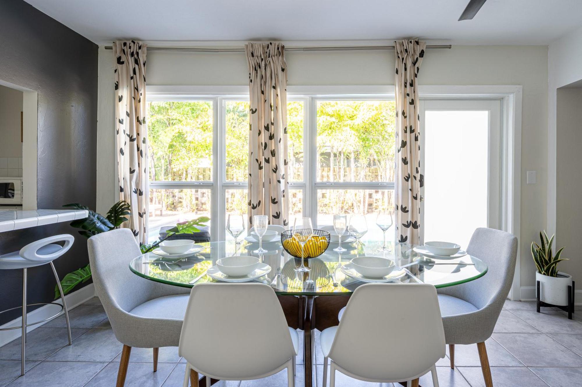 Apartment Bright: Tropical Retreat - Ridge - East Sunrise Blvd
