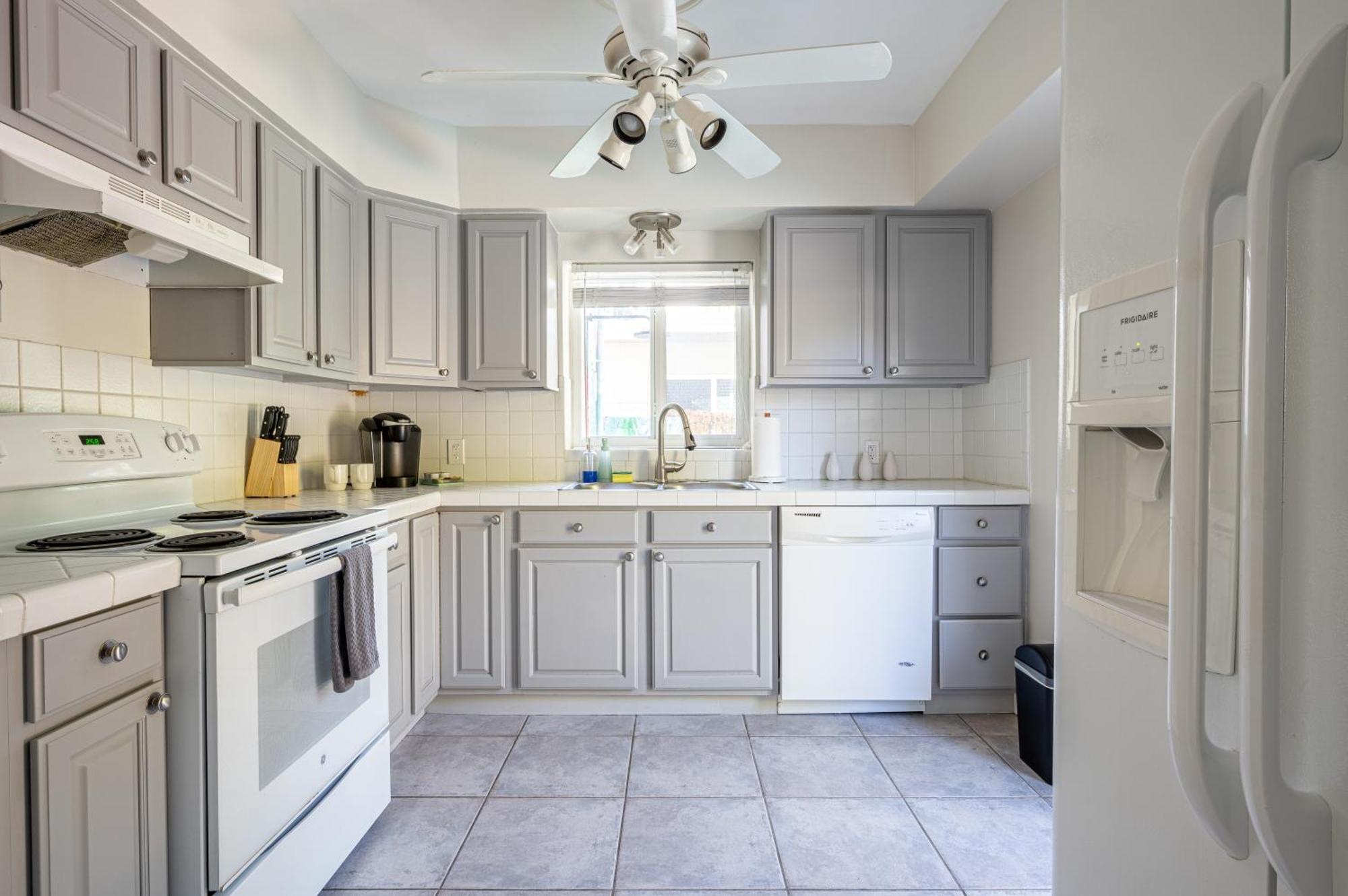 Bright: Tropical Retreat - Ridge - East Sunrise Blvd Apartment