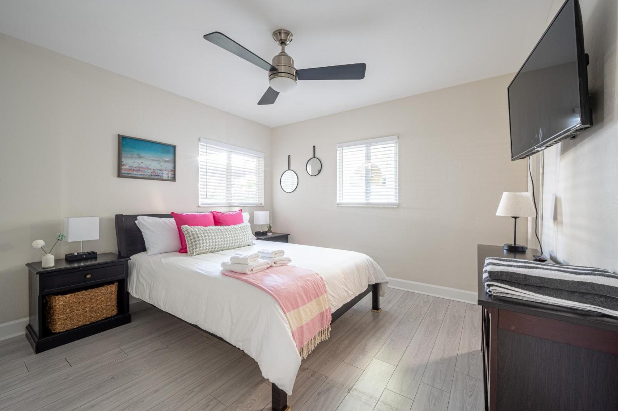 Bright: Tropical Retreat - Ridge - East Sunrise Blvd Apartment *