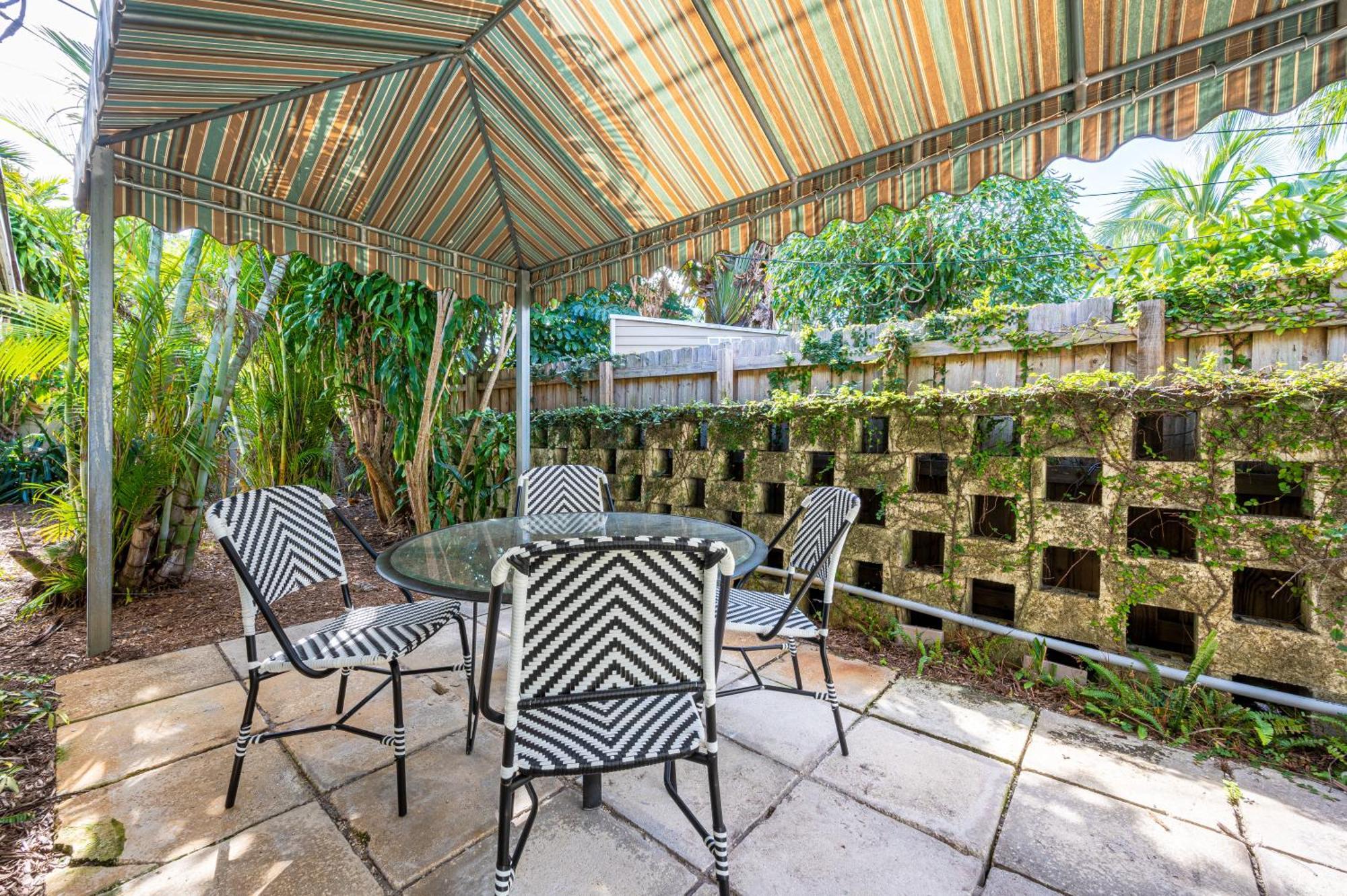 Apartment Bright: Tropical Retreat - Ridge - East Sunrise Blvd *